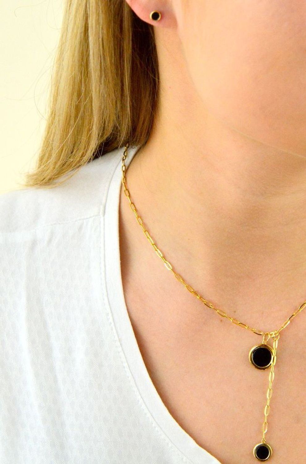 Kolczyki pozłacane  Blaszka z czernią  925 DIA-KLC-3075-925 5mm. Kolczyki wykonane z srebra próby 925 w pozłoceniu żółtego złota. Biżuteria z dodatkiem czerni będzie idealnym podarunkiem dla każdej kobiety..jpg